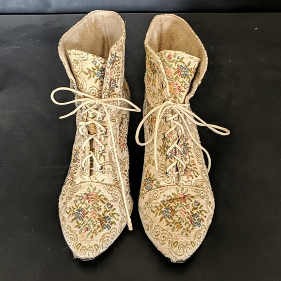 Vintage Shoes - VINTAGE Floral Tapestry Kitten Heel Booties